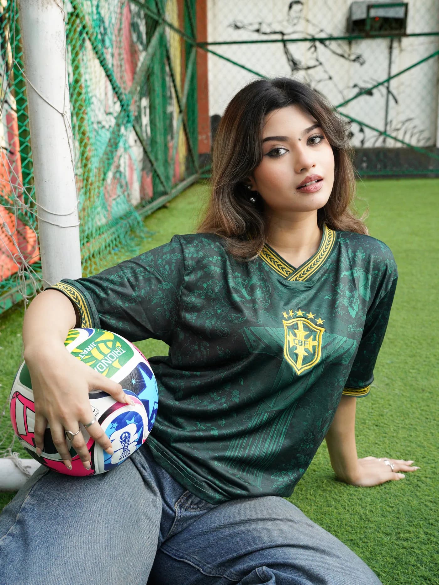Model in the Verde jersey, pitch-side